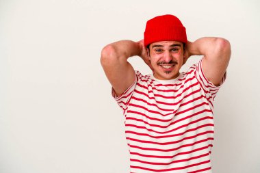 Beyaz arka planda izole edilmiş genç beyaz bir adam kafasının arkasına dokunuyor, düşünüyor ve bir seçim yapıyor..