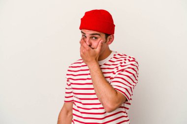 Beyaz arka planda izole edilmiş genç beyaz adam korkmuş ve korkmuş..