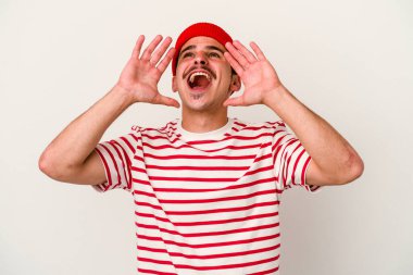 Beyaz arka planda izole edilmiş beyaz bir adam heyecanlı bir şekilde bağırıyor..