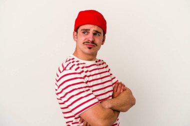 Beyaz arka planda izole edilmiş genç beyaz adam hedeflere ve amaçlara ulaşmayı hayal ediyor.