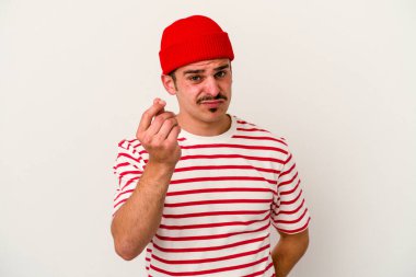 Beyaz arka planda izole genç beyaz adam onun hiç parası olmadığını gösteriyor.