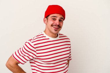 Beyaz arka planda izole edilmiş beyaz bir adam. Kendine güveniyor. Kalçaları tutuyor..