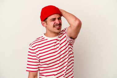 Beyaz arka planda izole edilmiş genç beyaz bir adam sabit yaşam tarzından dolayı boyun ağrısı çekiyor..