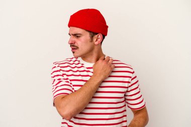 Beyaz arka planda izole edilmiş genç beyaz bir adam virüs veya enfeksiyon yüzünden boğazında ağrı hissediyor..