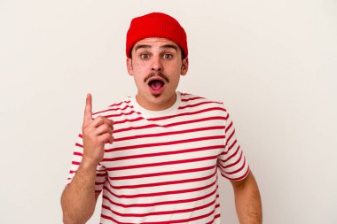 Beyaz arka planda izole genç beyaz adam bir fikri, ilham konsepti var.