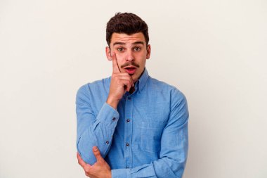 Beyaz arka planda izole edilmiş beyaz bir genç adam, yaratıcılık kavramı, harika bir fikre sahip..