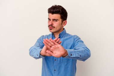 Beyaz arka planda izole genç beyaz adam inkar jesti yapıyor.