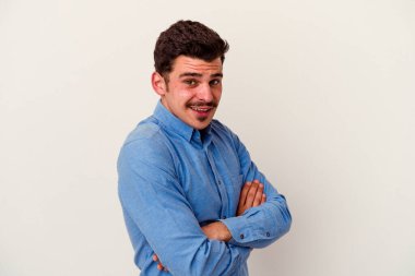 Beyaz arka planda izole genç beyaz adam gülüyor ve eğleniyor..
