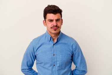 Beyaz arka planda soyutlanmış beyaz bir adam üzgün, ciddi bir yüz, mutsuz ve hoşnutsuz..