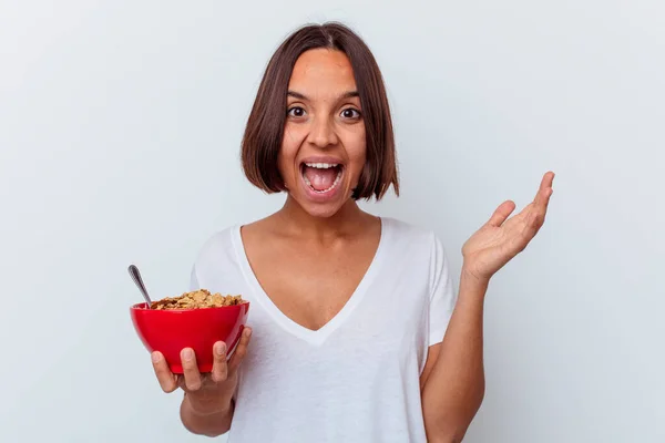 Giovane Donna Razza Mista Mangiare Cereali Isolati Sfondo Bianco Ricevendo — Foto Stock