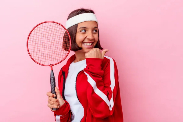 Joven Mujer Raza Mixta Jugando Bádminton Aislado Puntos Fondo Rosa — Foto de Stock