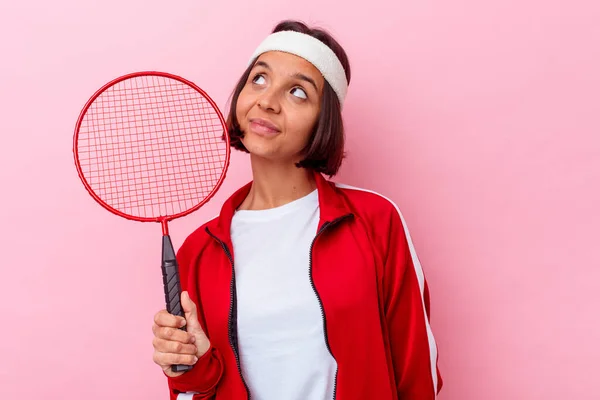 Joven Mujer Raza Mixta Jugando Bádminton Aislado Sobre Fondo Rosa — Foto de Stock