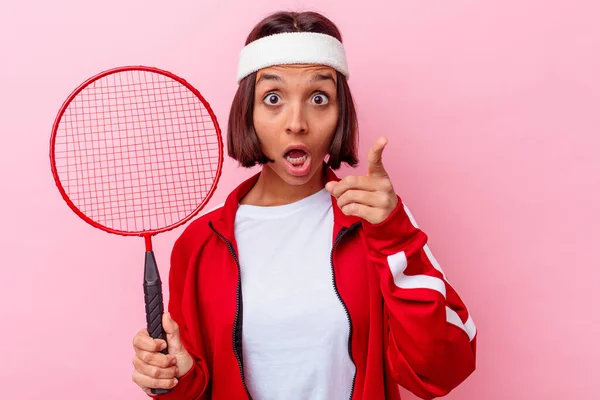 Joven Mujer Raza Mixta Jugando Bádminton Aislado Sobre Fondo Rosa — Foto de Stock