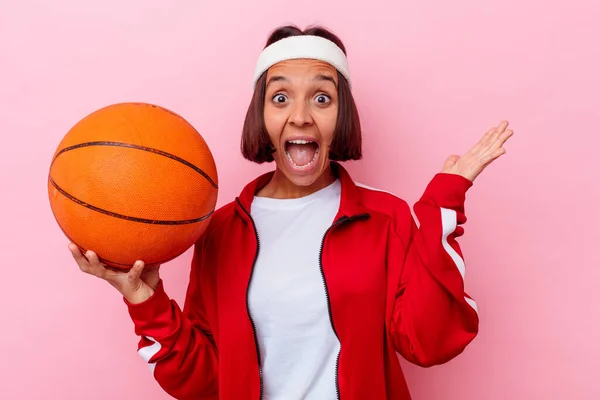 Молода Змішана Жінка Грає Баскетбол Ізольовано Рожевому Тлі Отримує Приємний — стокове фото