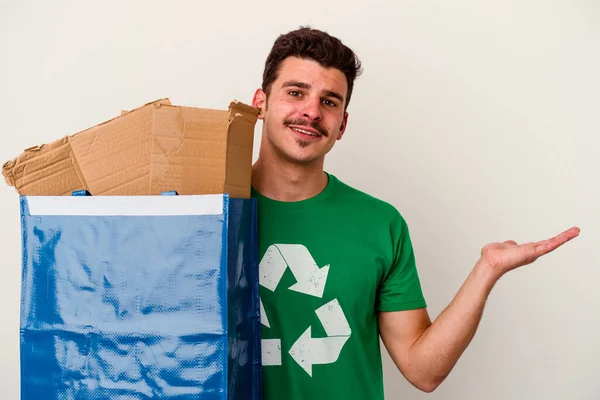 Ung Kaukasisk Man Återvinning Kartong Isolerad Vit Bakgrund — Stockfoto