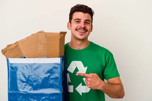 Junger Kaukasischer Mann Recycelt Pappe Isoliert Auf Weißem Hintergrund — Stockfoto