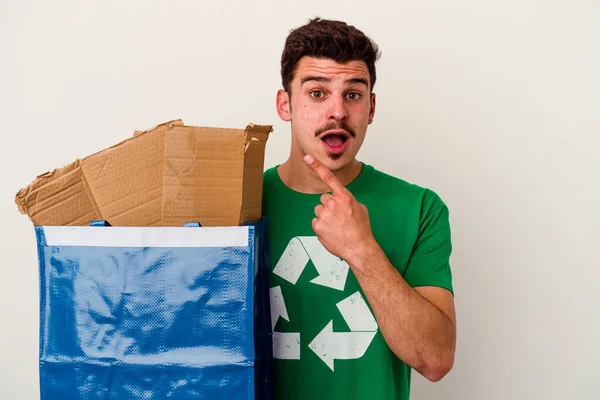Beyaz arka planda izole edilmiş karton geri dönüşümü yapan beyaz bir adam.