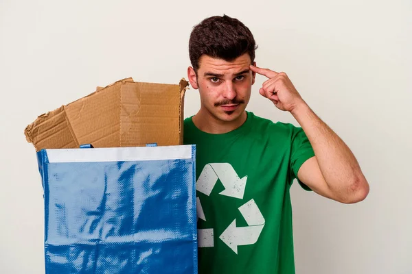 Junger Kaukasischer Mann Recycelt Pappe Isoliert Auf Weißem Hintergrund — Stockfoto