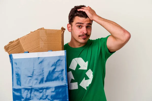 Junger Kaukasischer Mann Recycelt Pappe Isoliert Auf Weißem Hintergrund — Stockfoto