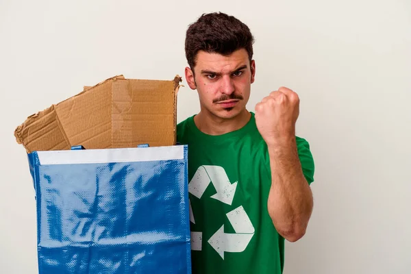 Junger Kaukasischer Mann Recycelt Pappe Isoliert Auf Weißem Hintergrund — Stockfoto