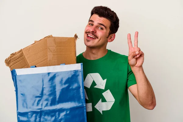 Jovem Homem Caucasiano Reciclagem Papelão Isolado Sobre Fundo Branco — Fotografia de Stock