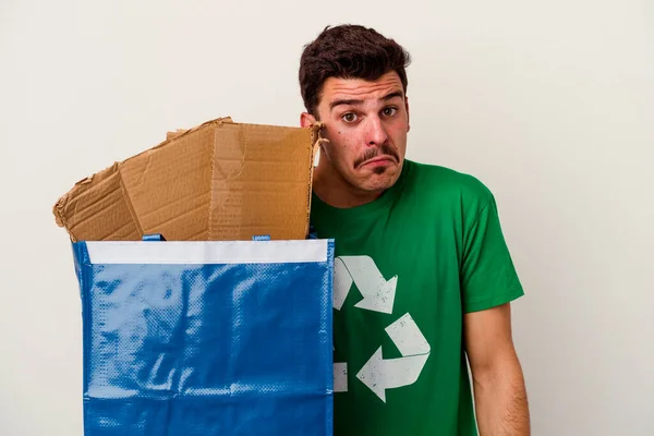 Junger Kaukasischer Mann Recycelt Pappe Isoliert Auf Weißem Hintergrund — Stockfoto