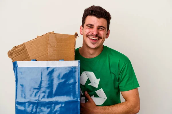 Ung Kaukasisk Man Återvinning Kartong Isolerad Vit Bakgrund — Stockfoto