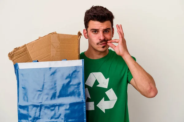 Junger Kaukasischer Mann Recycelt Pappe Isoliert Auf Weißem Hintergrund — Stockfoto