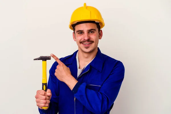 Jovem Trabalhador Caucasiano Segurando Martelo Isolado Fundo Branco Sorrindo Apontando — Fotografia de Stock