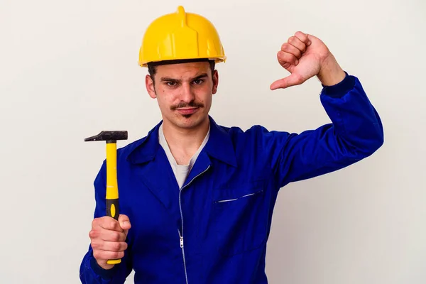 Junge Kaukasische Arbeiter Mit Einem Hammer Auf Weißem Hintergrund Fühlen — Stockfoto