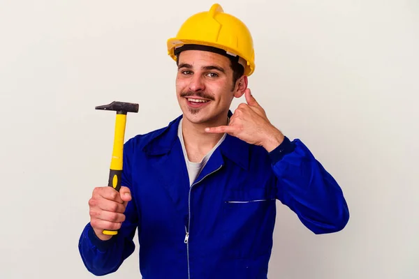 Jovem Trabalhador Caucasiano Segurando Martelo Isolado Fundo Branco Mostrando Gesto — Fotografia de Stock