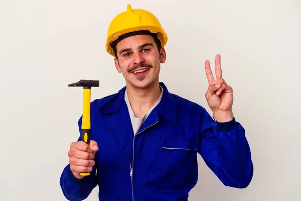 Jovem Trabalhador Caucasiano Segurando Martelo Isolado Fundo Branco Alegre Despreocupado — Fotografia de Stock