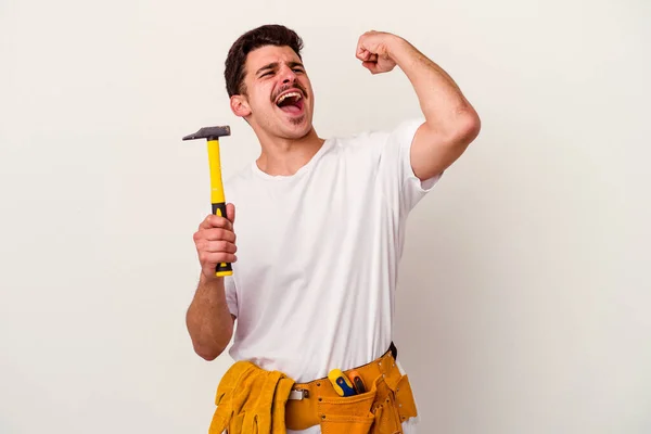 Jovem Homem Trabalhador Caucasiano Com Ferramentas Isoladas Fundo Branco Levantando — Fotografia de Stock