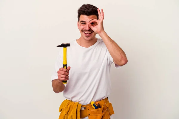 Giovane Operaio Caucasico Uomo Con Strumenti Isolati Sfondo Bianco Eccitato — Foto Stock