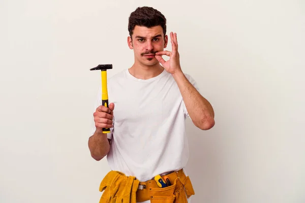 Jovem Trabalhador Caucasiano Homem Com Ferramentas Isoladas Fundo Branco Com — Fotografia de Stock