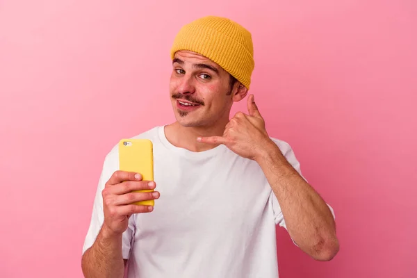 핸드폰을 배경으로 고립된 핸드폰을 코카서스 남자가 손가락으로 핸드폰 동작을 — 스톡 사진