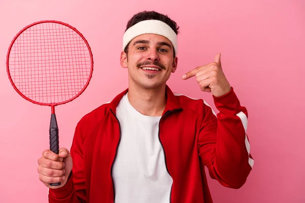 Joven Hombre Caucásico Jugando Bádminton Aislado Sobre Fondo Rosa Persona — Foto de Stock