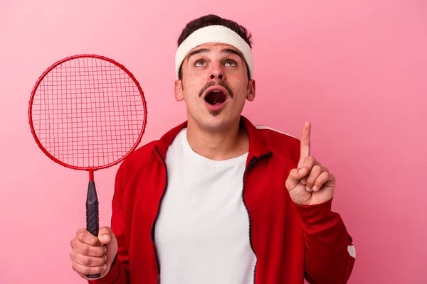 Jeune Homme Caucasien Jouant Badminton Isolé Sur Fond Rose Pointant — Photo