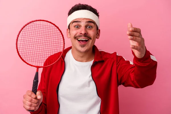 Jeune Homme Caucasien Jouant Badminton Isolé Sur Fond Rose Recevant — Photo