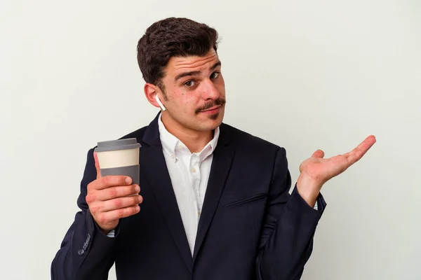 Junger Kaukasischer Geschäftsmann Der Drahtlose Kopfhörer Trägt Und Kaffee Auf — Stockfoto