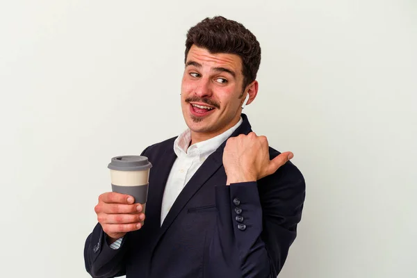 Junger Kaukasischer Geschäftsmann Der Drahtlose Kopfhörer Trägt Und Kaffee Auf — Stockfoto