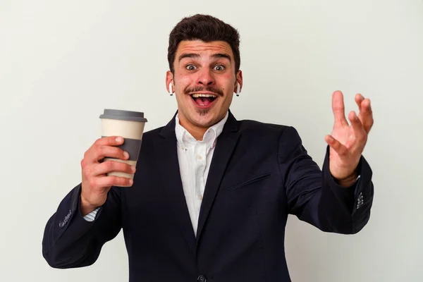 Mladý Podnikatel Běloch Nosí Bezdrátové Sluchátka Držení Vzít Cestu Kávu — Stock fotografie