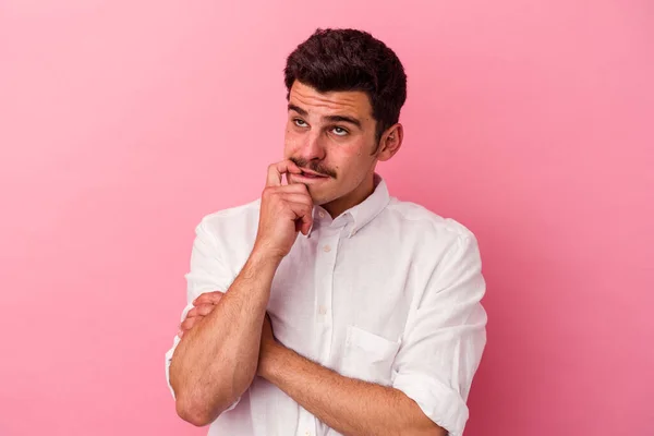 Young Caucasian Man Isolated Pink Background Relaxed Thinking Something Looking — Stock Photo, Image