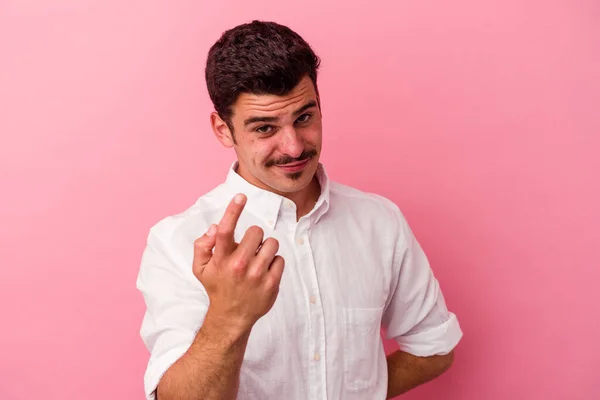 Jonge Blanke Man Geïsoleerd Roze Achtergrond Wijzend Met Vinger Naar — Stockfoto