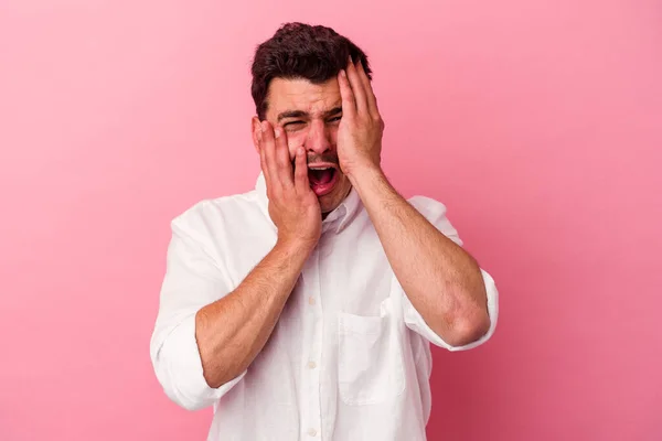 Junger Kaukasischer Mann Isoliert Auf Rosa Hintergrund Jammert Und Weint — Stockfoto