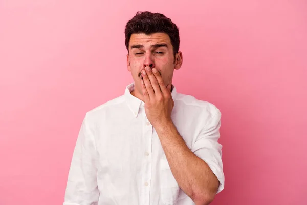 Jeune Homme Caucasien Isolé Sur Fond Rose Bâillant Montrant Geste — Photo