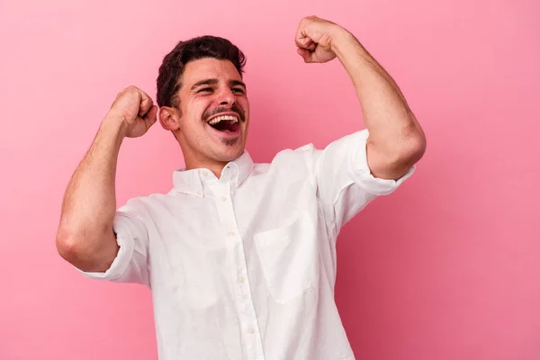 Ung Kaukasier Man Isolerad Rosa Bakgrund Höja Näve Efter Seger — Stockfoto