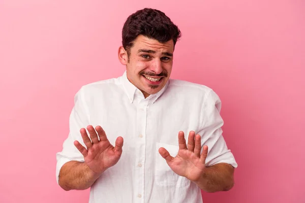 Ung Kaukasisk Mann Isolert Rosa Bakgrunn Avviser Noen Som Viser – stockfoto