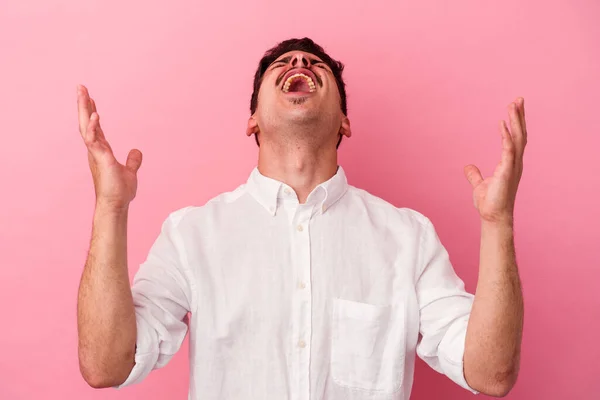 Jovem Caucasiano Isolado Fundo Rosa Gritando Para Céu Olhando Para — Fotografia de Stock