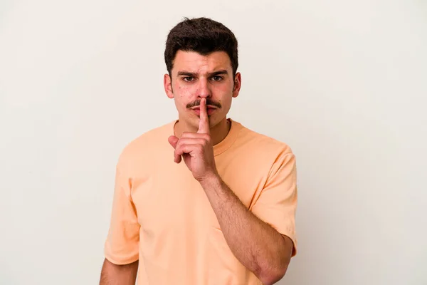 Joven Hombre Caucásico Aislado Sobre Fondo Blanco Guardando Secreto Pidiendo — Foto de Stock